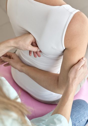 fisioterapeuta-en-terapia-con-paciente (1) (1)
